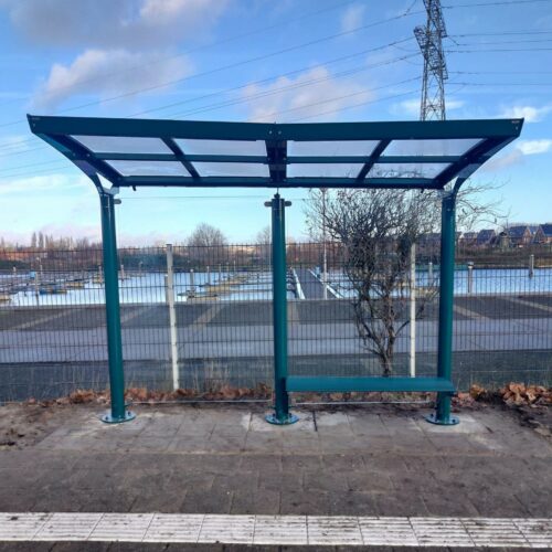 Bushokje model Monaco 36 Bushokje Monaci lengte 3 meter met zitbank. Groen gecoat in Oegstgeest.